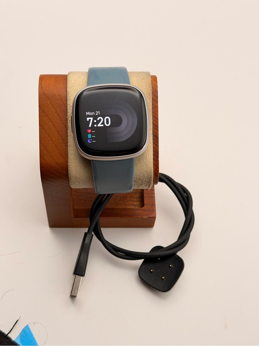 Fitbit Versa 4, Tested, Very Good, Silver Case, Charger Included, Smartwatch